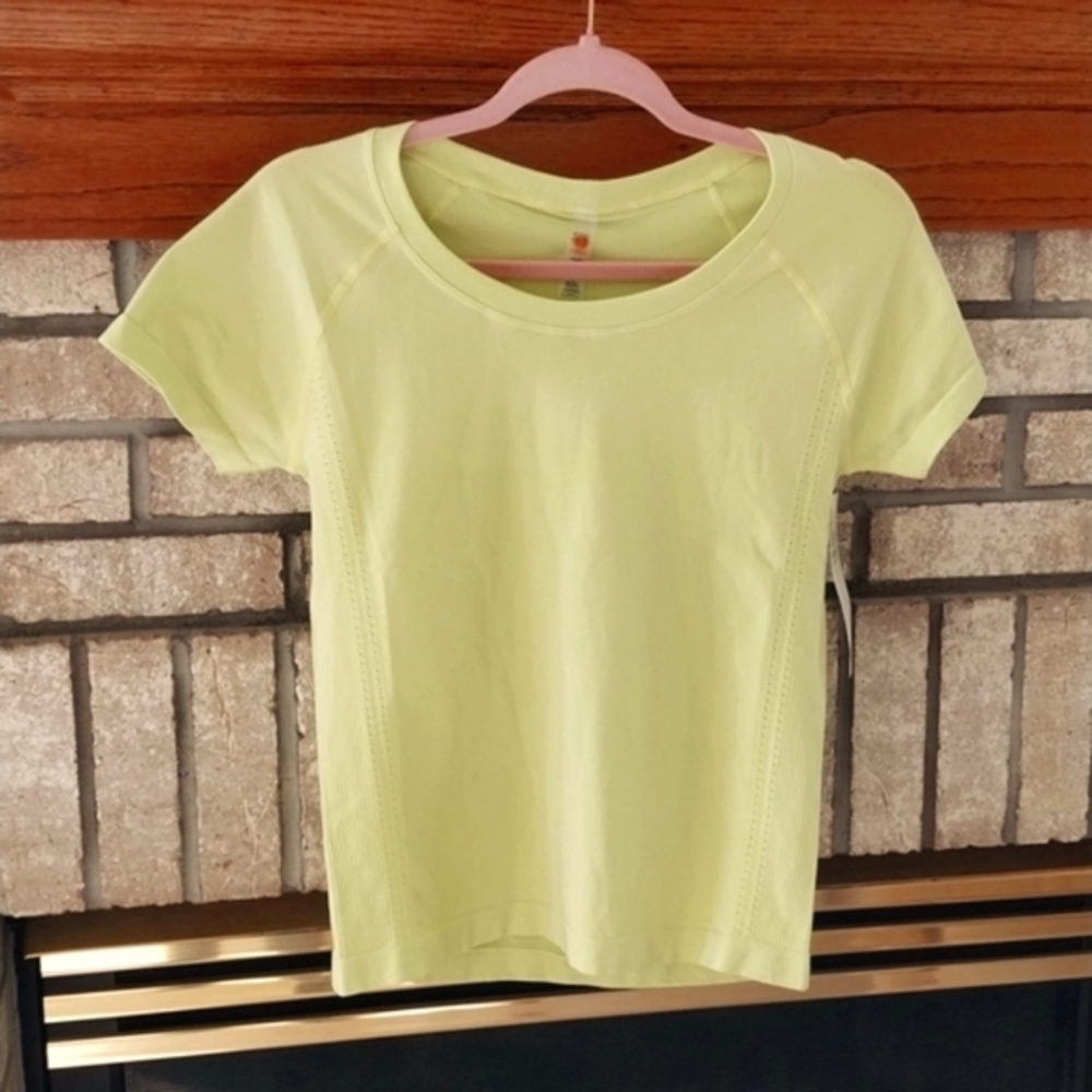 Mono B NWT Women's Fitted Short Sleeve Athletic T-Shirt Sz Large Dusty Lime Yoga